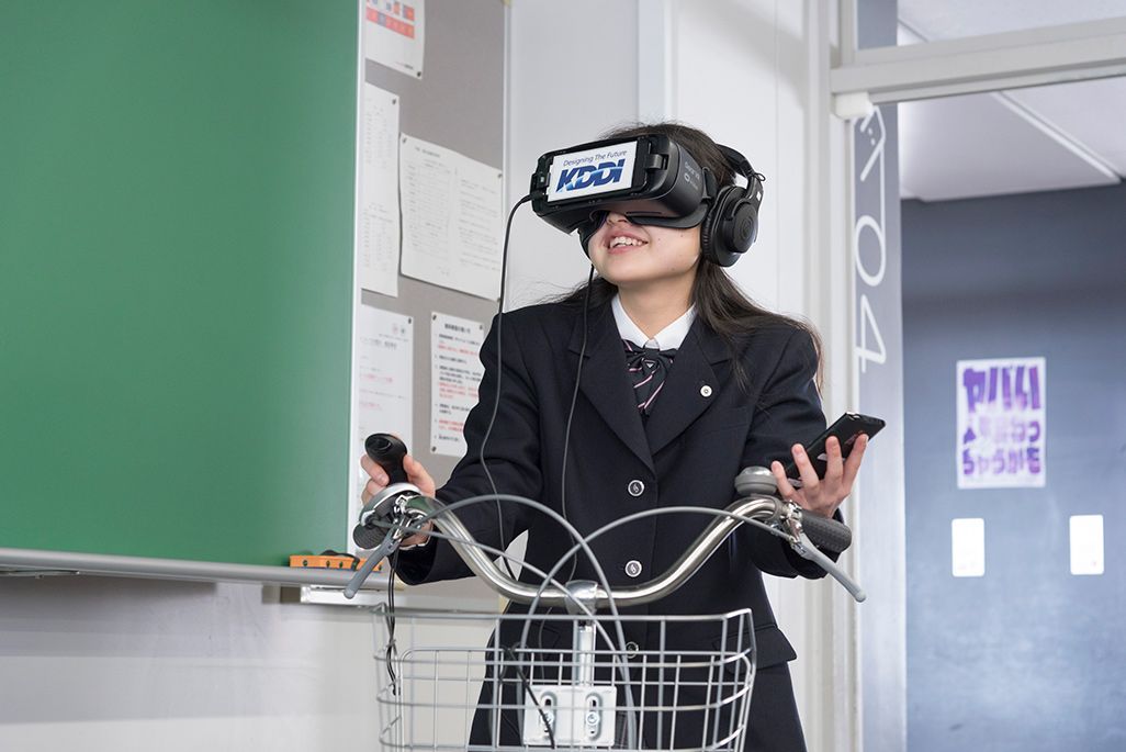 鶴見大学附属高等学校でVRを体験する高校生