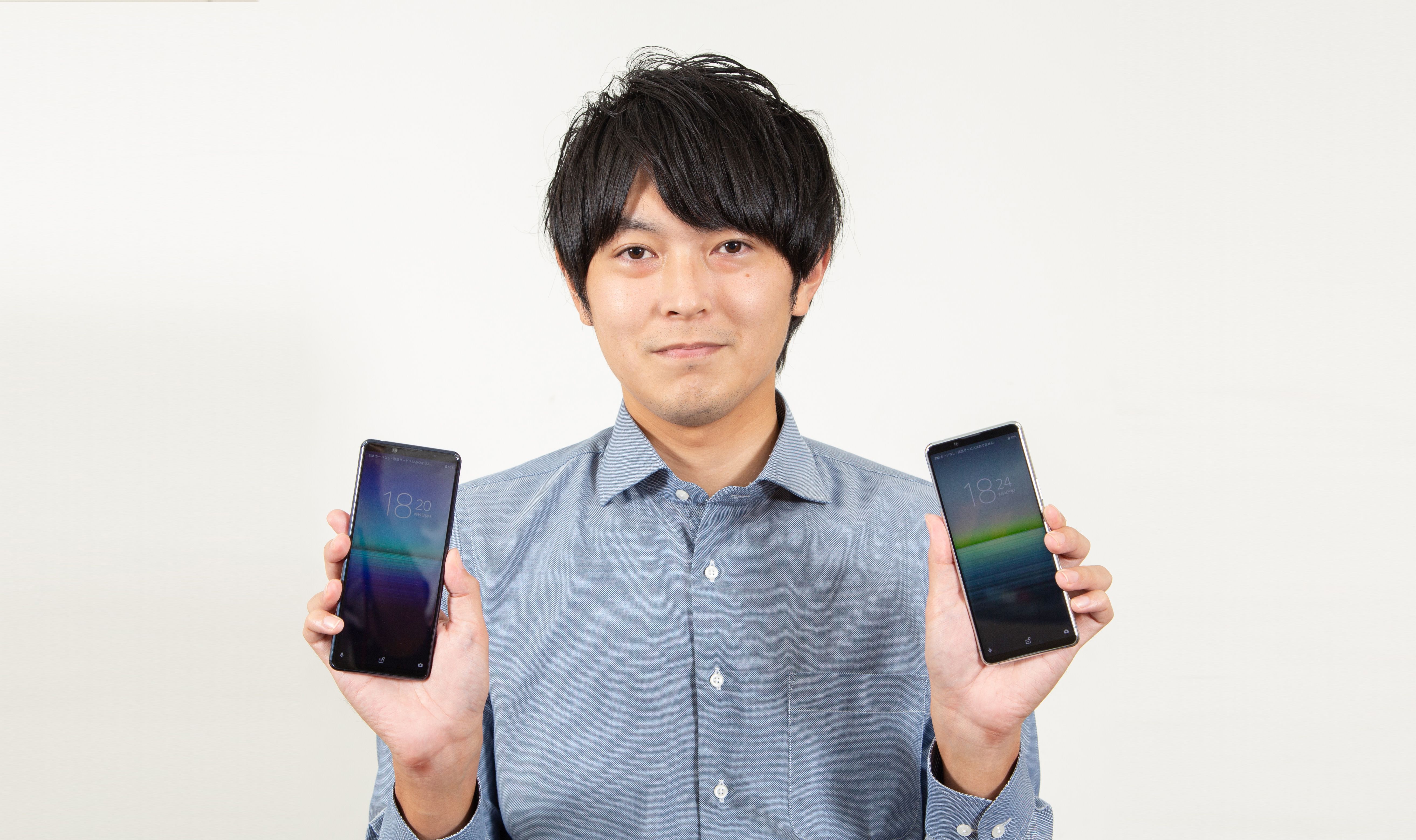 Xperia 5 IIを手に持ったKDDI広報部の男性