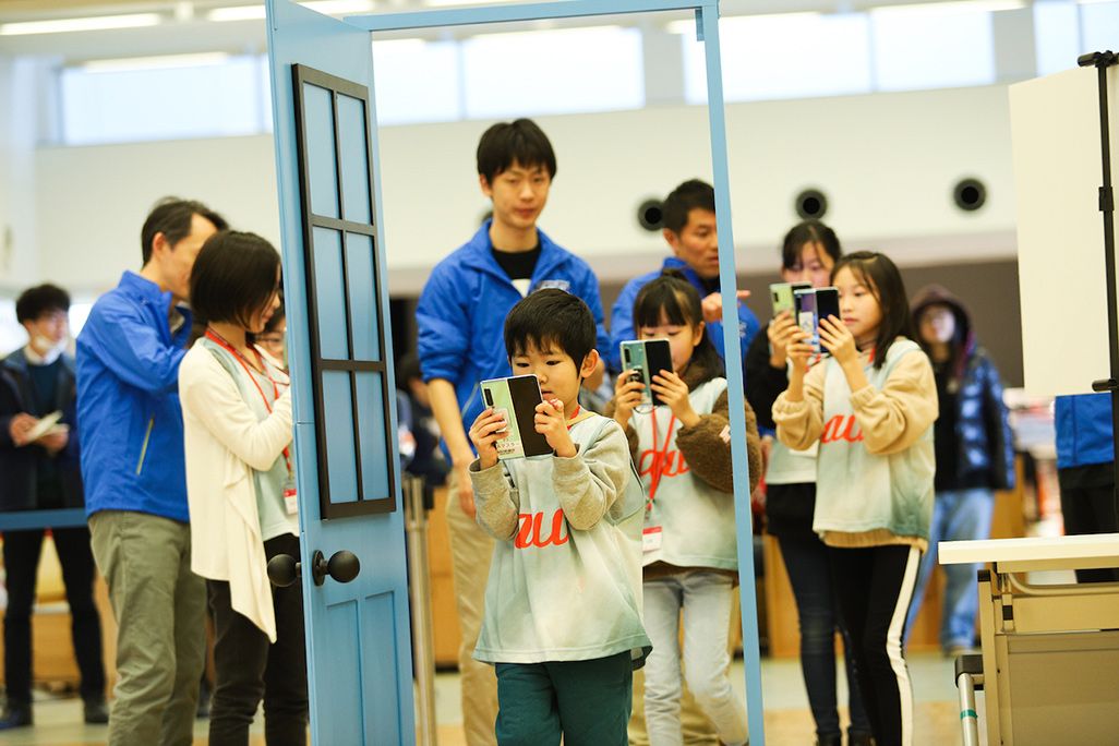 「XR Door」を体験する子どもたち