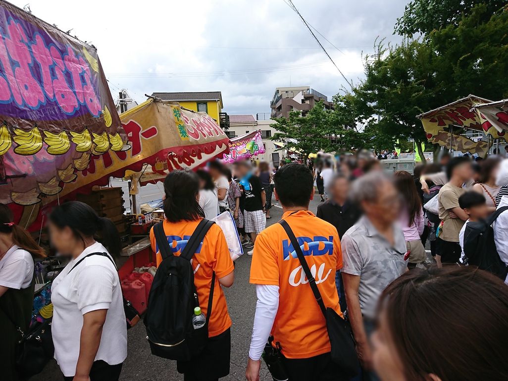 花火大会の露店で賑わう人々を縫って歩く杉村と上村