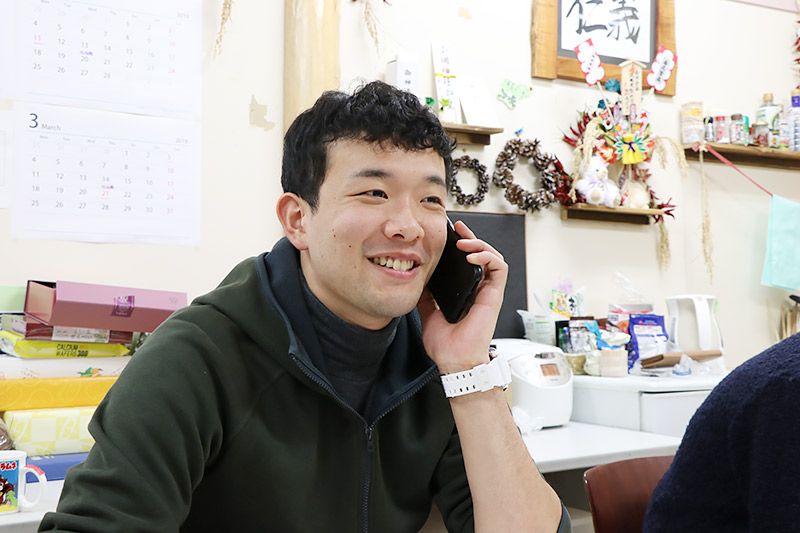 スマートフォンで電話をする増村さん