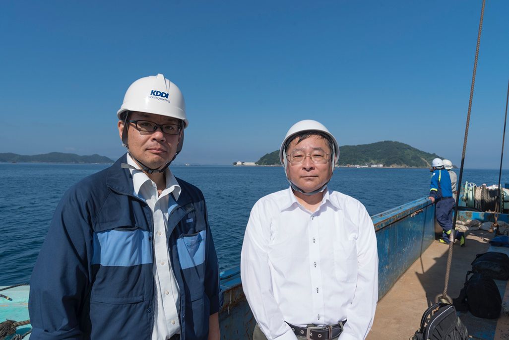 KDDIコンシューマ四国支社コンシューマ中国四国営業部・小田浩明(右)、KDDIエンジニアリング西日本支社高松支店建設グループ・難波隆之(左)