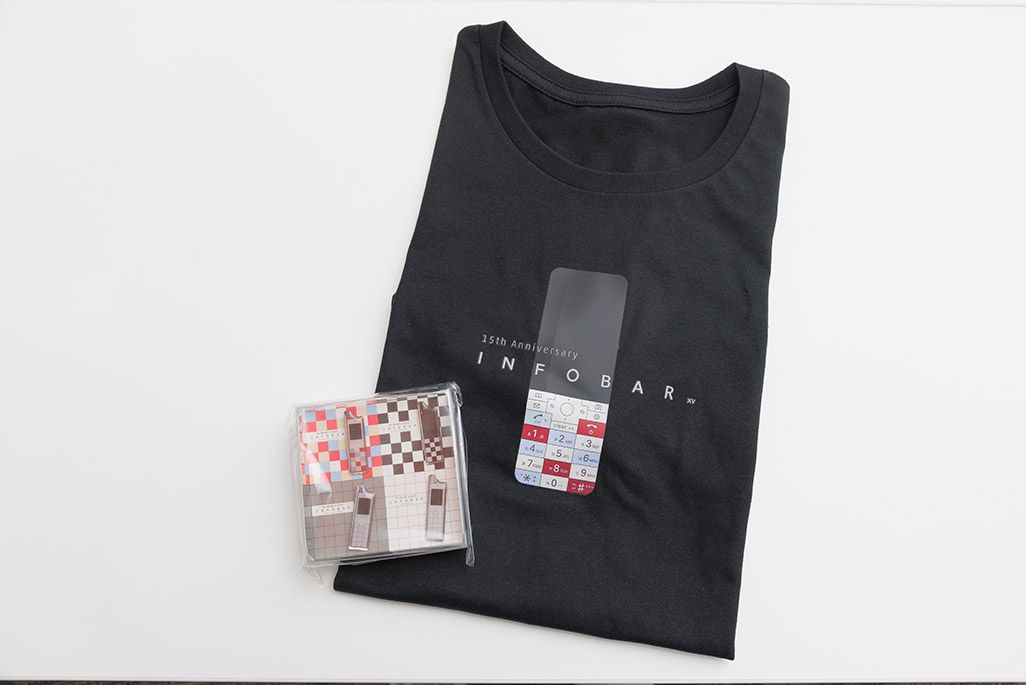 INFOBARファンミーティング新宿でのお土産のTシャツとピンズ