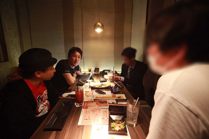 居酒屋でインターネットの歴史を語る4人