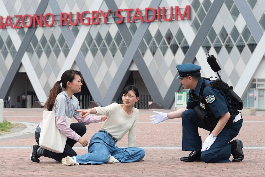 近くにいた警備員が現場へ急行、事情を聞く