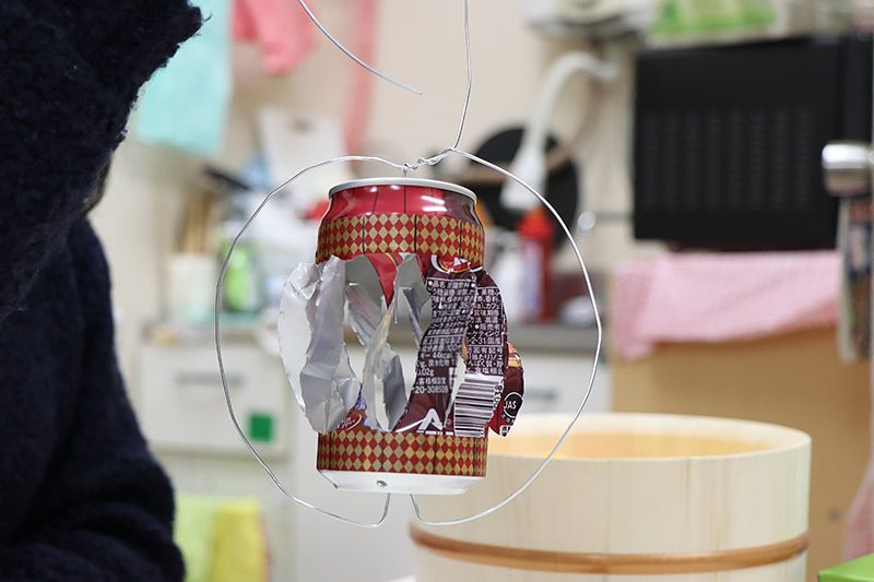 空き缶風車に針金をかけた様子