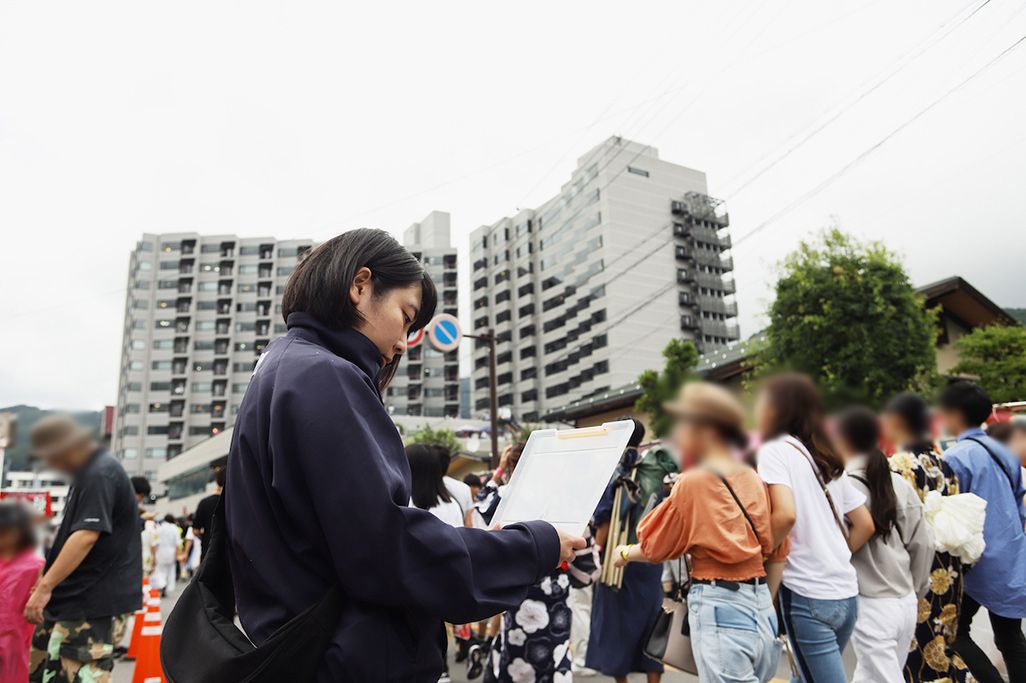 湖岸のホテル屋上からの電波測定を行う野津