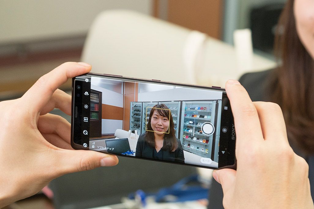 Xperia XZ3について説明する、KDDI広報担当。野平秀典