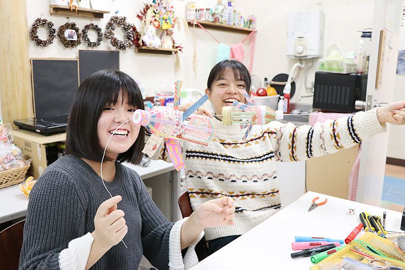 ペットボトル風車に針金を通してこちらに見せる様子