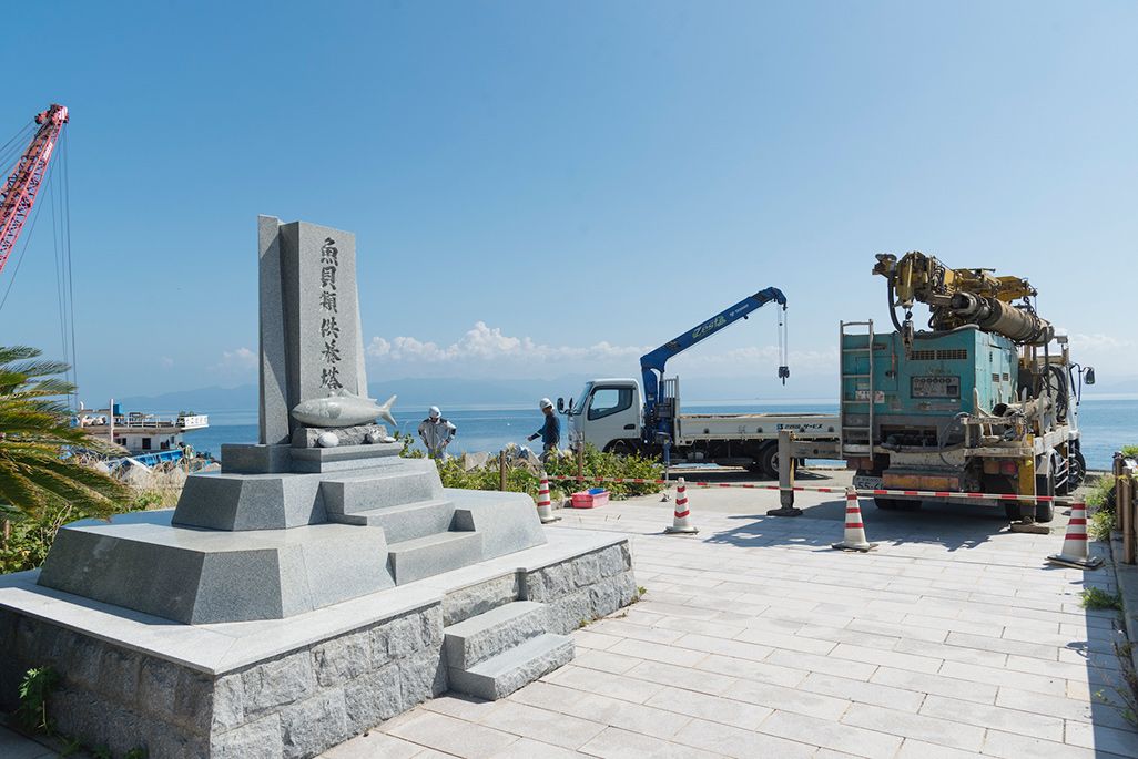 魚貝供養塔と基地局建設現場