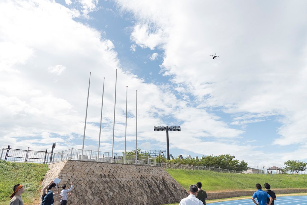 ドローンはスタジアム上空で20mの高さでホバリングし、監視する