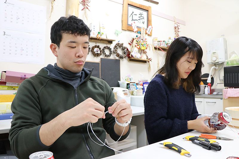 作業をしている農大生の増村さんと新井さん