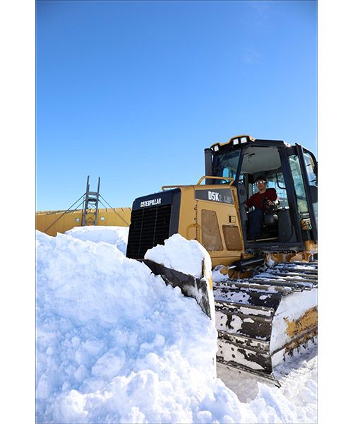 南極・昭和基地にてブルドーザーで雪押し作業を行う第59次南極地域観測隊の鯉田淳さん