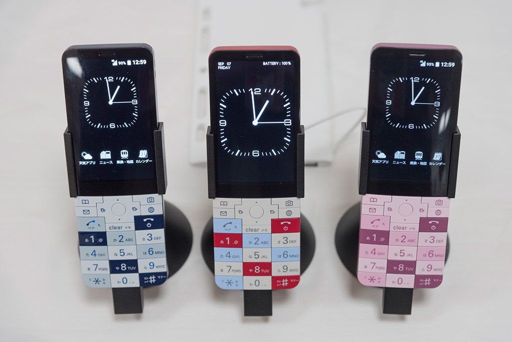 電源の入ったINFOBAR xvが3色勢ぞろい