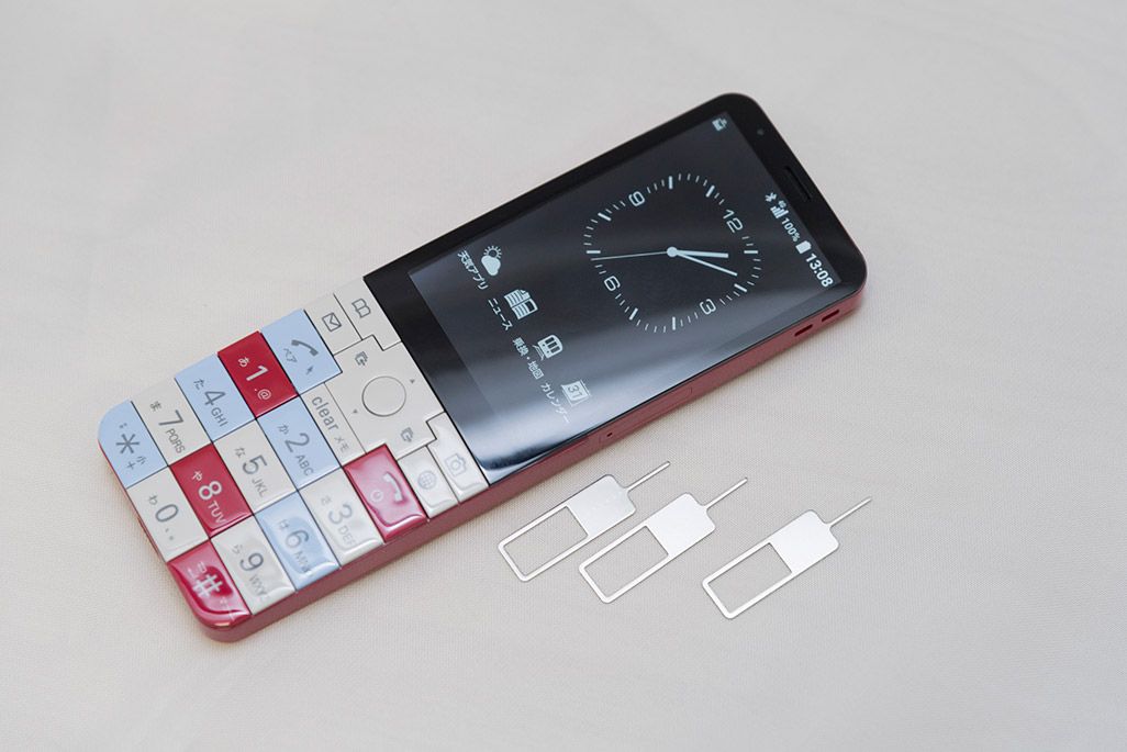 SIMカード取り出し用のピンもINFOBAR xv型