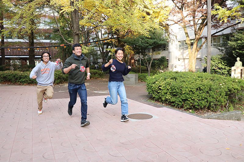 空き缶風車を走りながら回す3名
