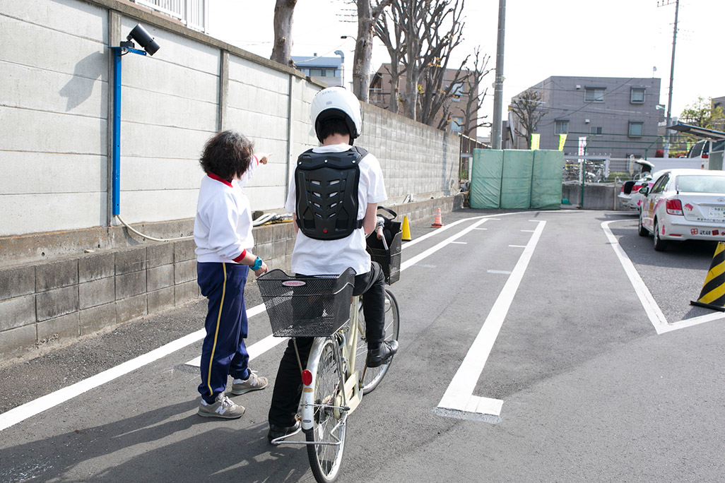 武藏境自動車教習所内でながらスマホ衝突テスト