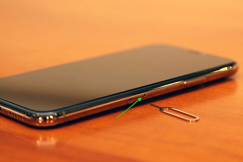 SIMカードトレイの穴