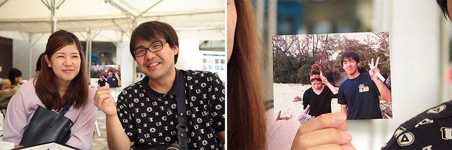 auおもいでケータイ再起動でプリントした写真を手に微笑むカップルと、昔のふたりの写真