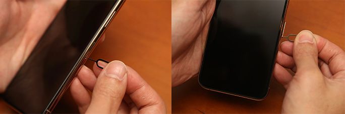 SIMカードの取り出しピンを穴に押し込む