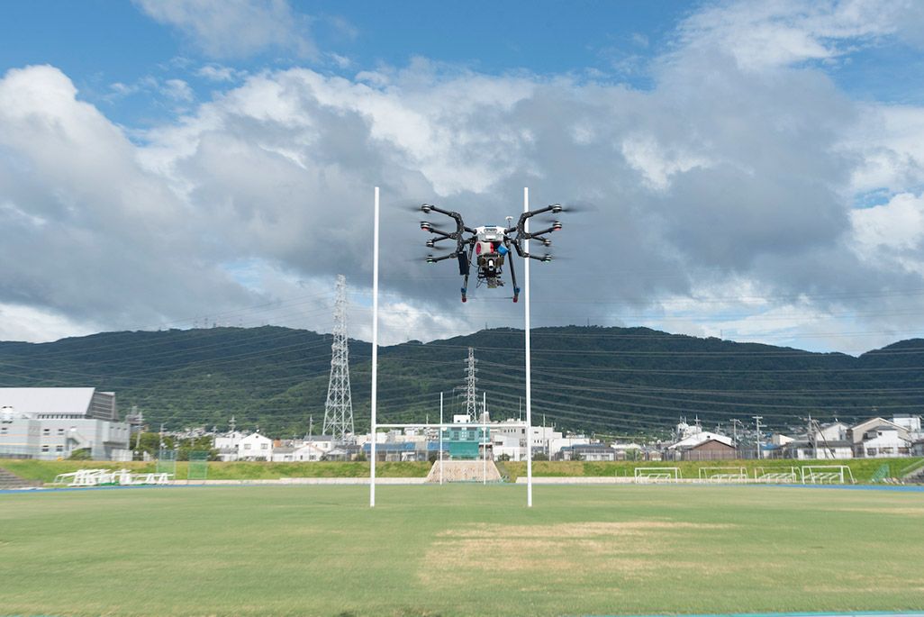 離陸するスマートドローン。地上約20mまで上昇。約10分間、飛行できる