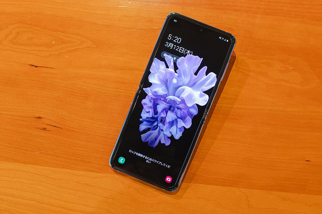 Galaxy Z Flipを開いた状態