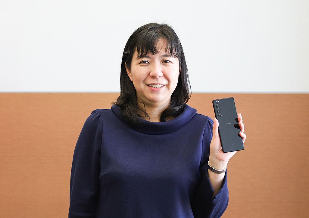 「Xperia 1 II」を手にしたauのプロダクト担当