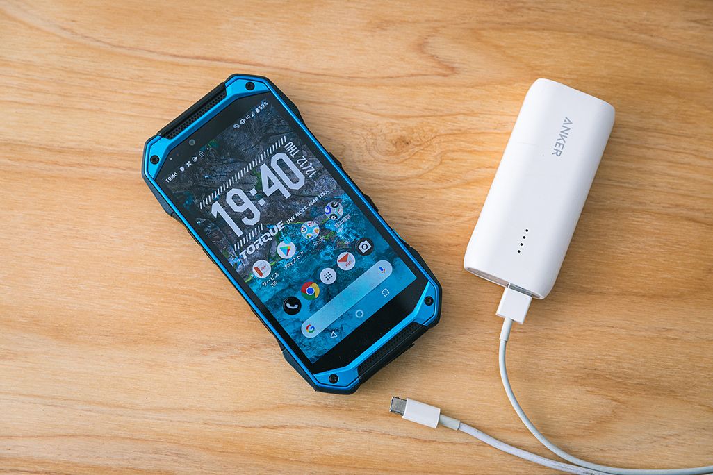 スマートフォンとモバイルバッテリー