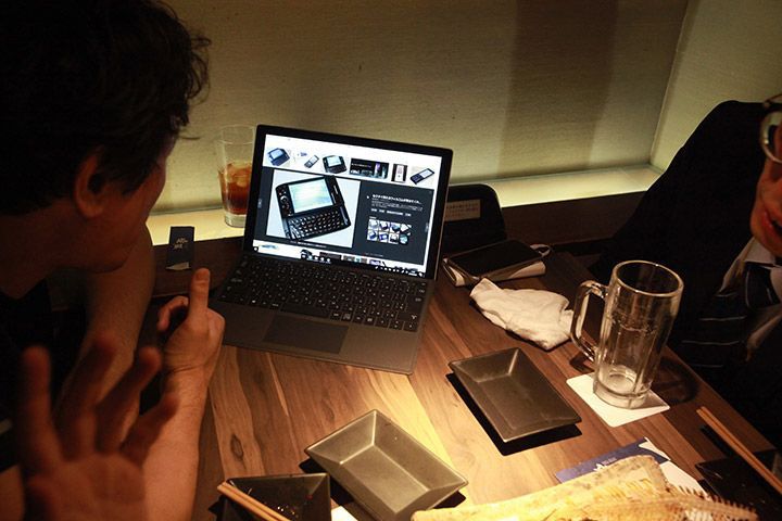 W-ZEROの検索結果を見る2人