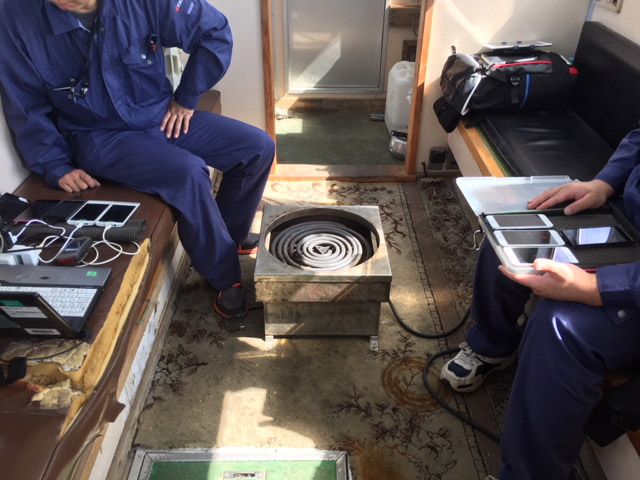 北海道厚岸の海上にて電波測定している様子