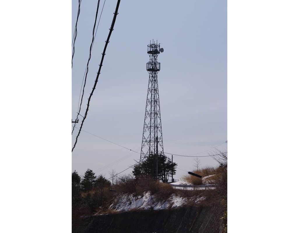 三陸海岸を見下ろす山頂に建設された無線エントランスHUB局