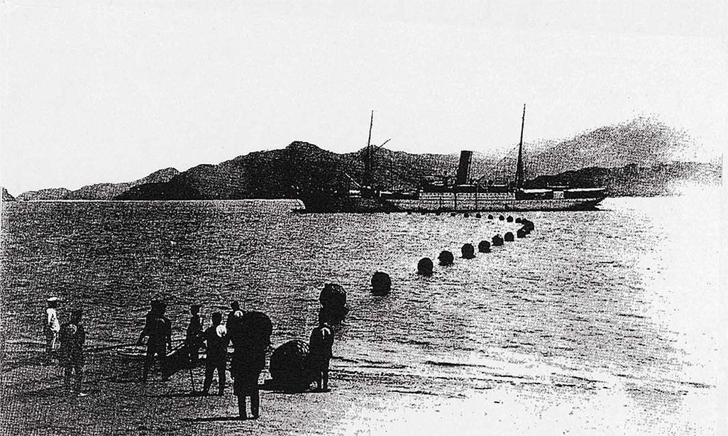 日本から海底電信ケーブルを敷設する船。1906年(『海底線百年の歩み』)