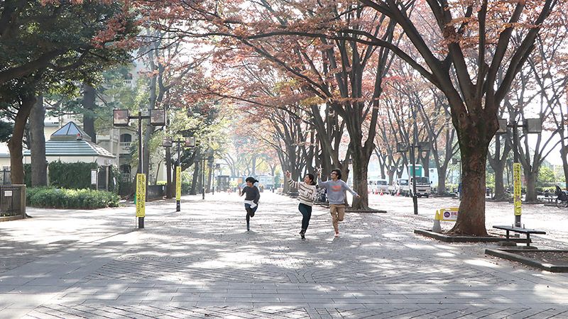 こちらに向かって走ってくる3名