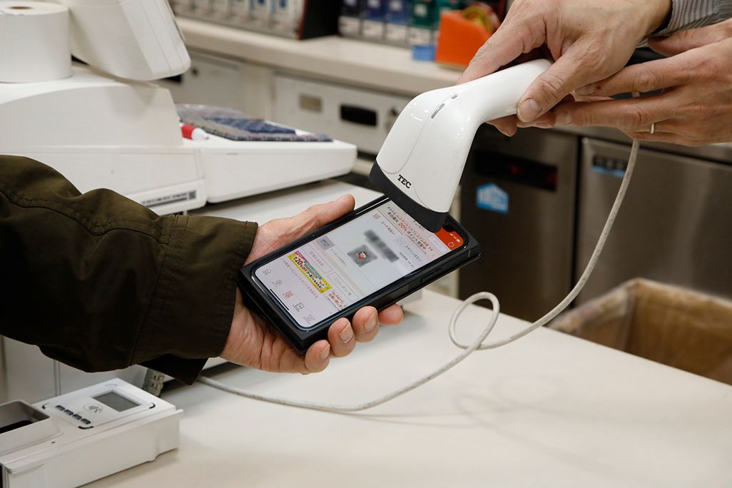 コンビニでau PAYで支払いしている様子
