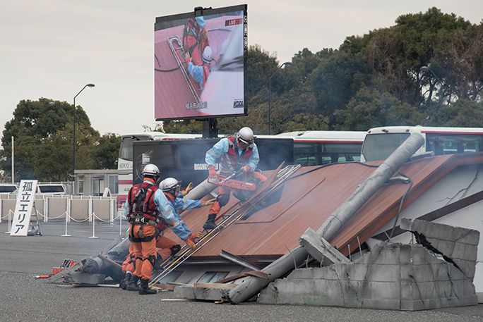 横浜市消防局による救助活動の訓練
