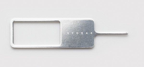 INFOBAR xvに同梱されている、SIMカードを取り出すためのピン