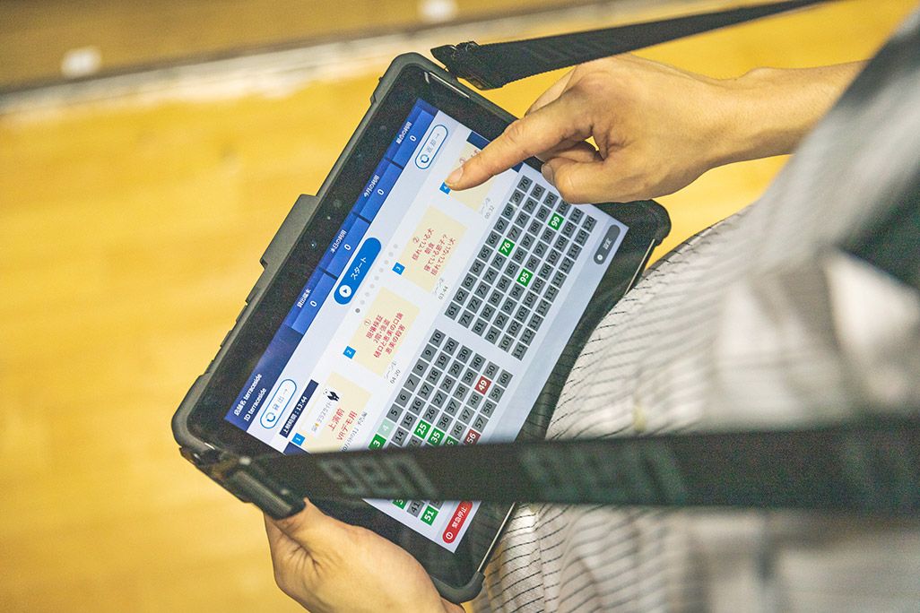 VR演劇『Visual Record ~記憶法廷~』でVR機器を管理するタブレット