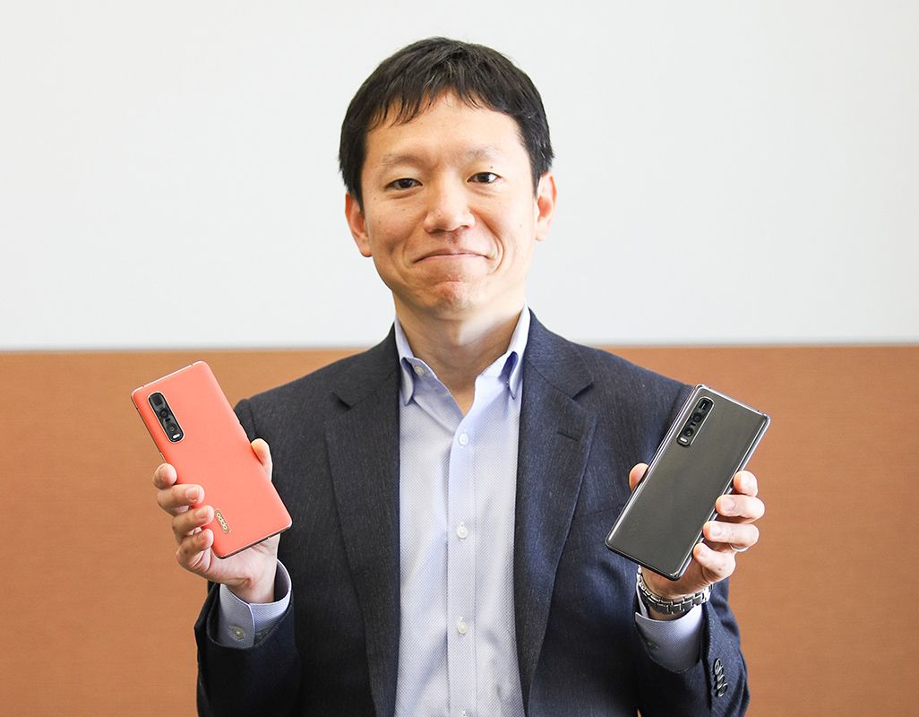 「OPPO Find X2 Pro」を手にしたauのプロダクト担当