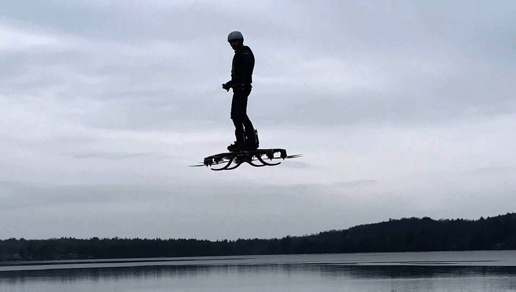 人が乗って空を自在に飛び回ることができる大型のクワッドローター