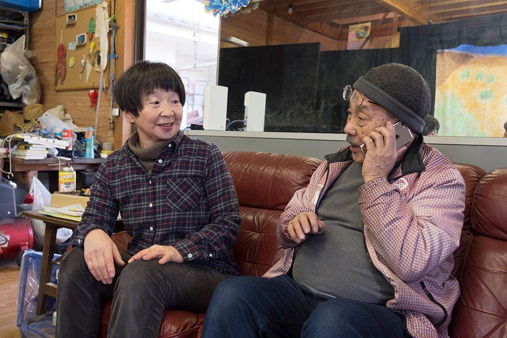 電波サポート24のサービスを受け、ご自宅のアトリエで通話する服部さん夫婦