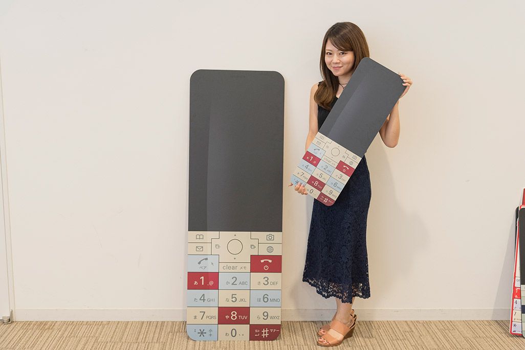 INFOBARファンミーティング新宿でフォトプロップスを手に記念の集合写真