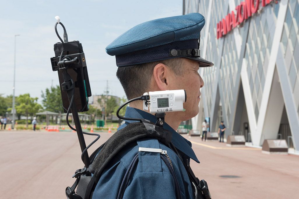 5G端末やカメラを組み込んだベストを装着した警備員