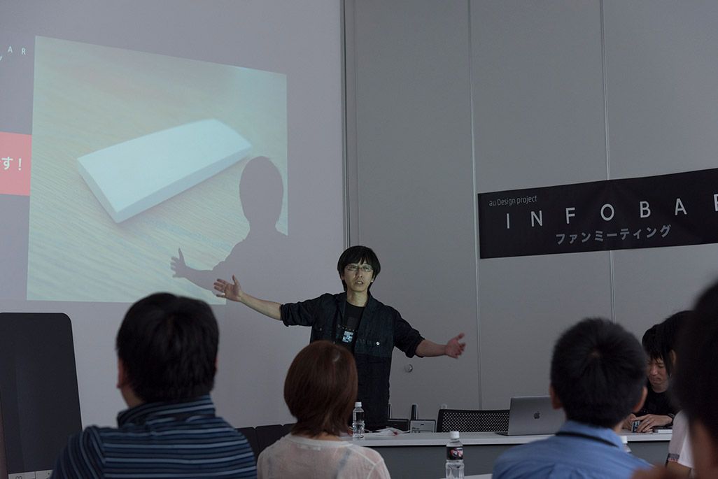 INFOBARファンミーティング新宿でプレゼンテーションする砂原哲