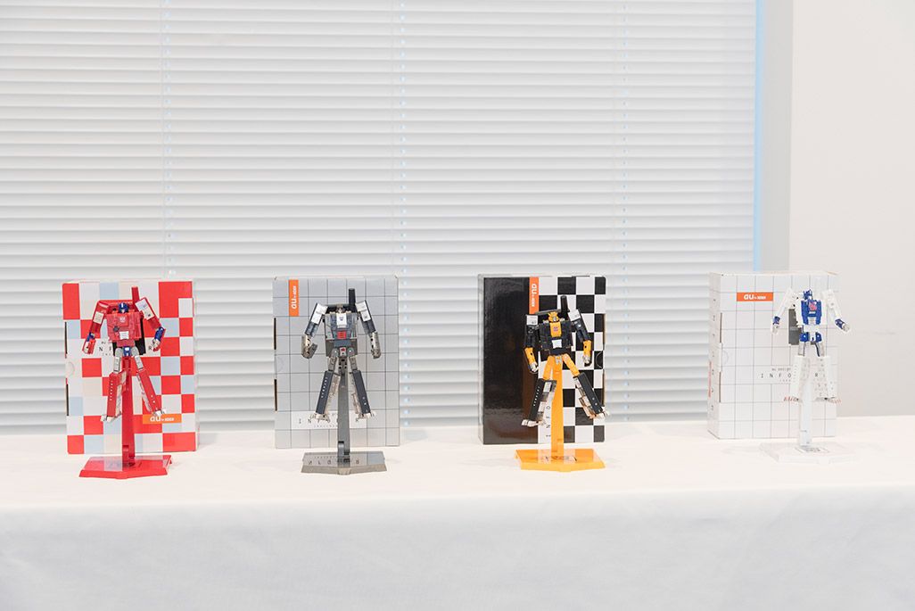 INFOBARファンミーティング新宿での展示物。「au×TRANSFORMERS PROJECT」