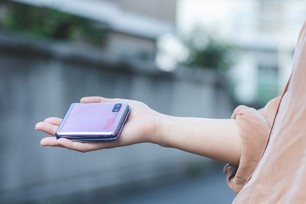 女性の手のひらにのったGalaxy Z Flip