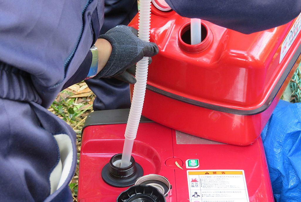 ポータブル発電機に給油するKDDI社員