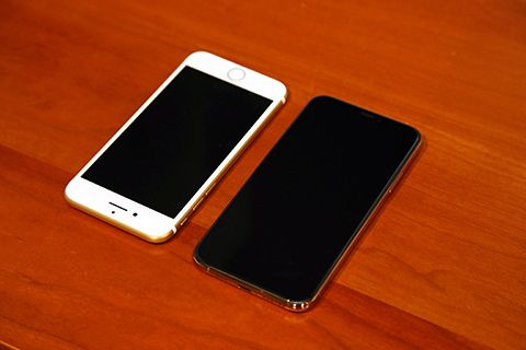 電源が切れた状態のiPhone 7とiPhone XS