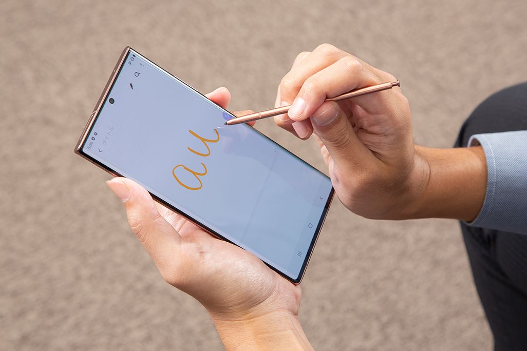 Galaxy Note20 Ultra 5Gを手に持ったKDDI広報部の男性
