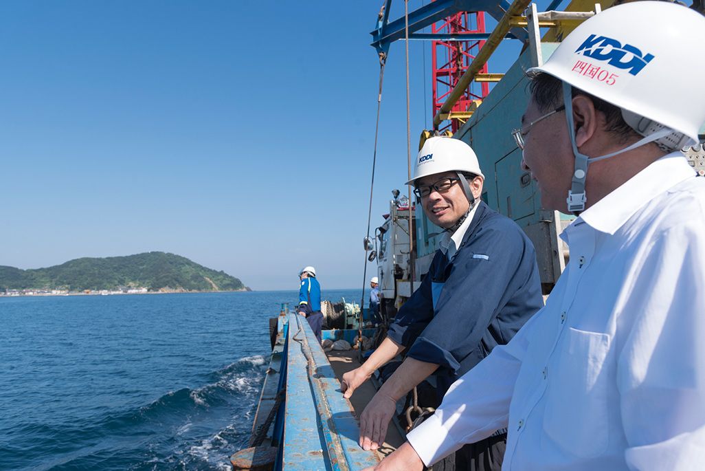 嘉島に向かう船で語り合う難波と小田