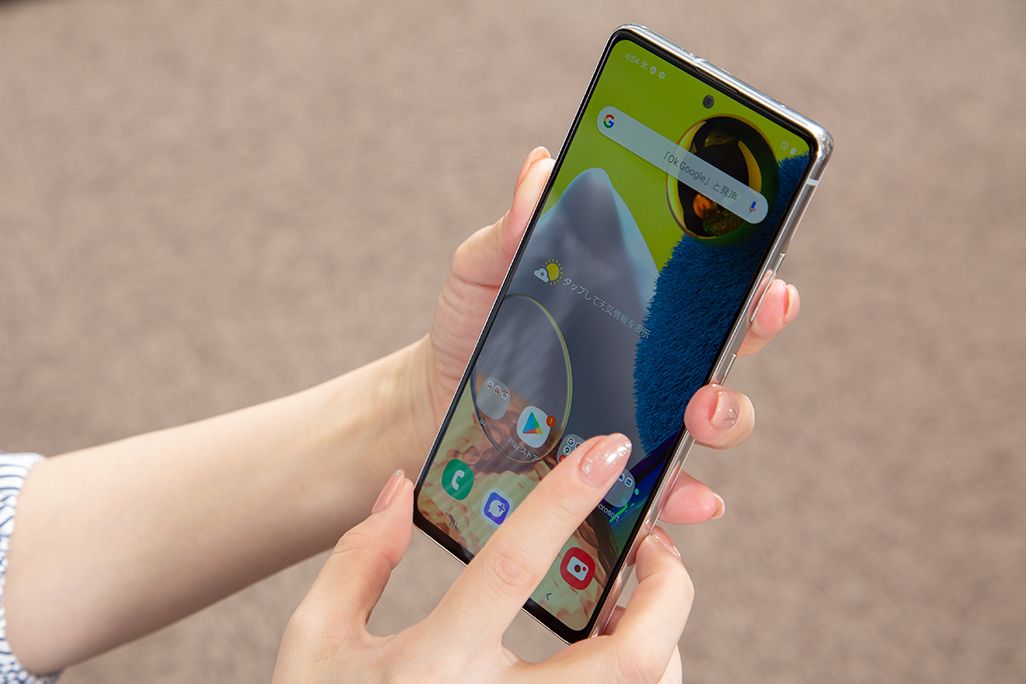 Galaxy A51 5Gを手に持ったKDDI広報部の女性
